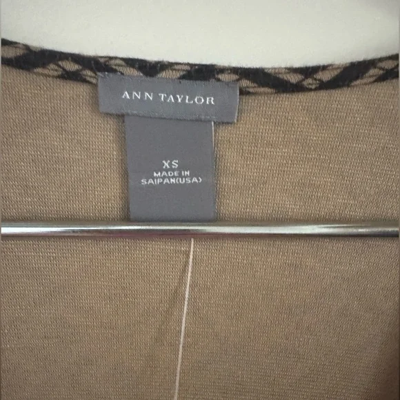 Ann Taylor V Neck top - Picture 5 of 6
